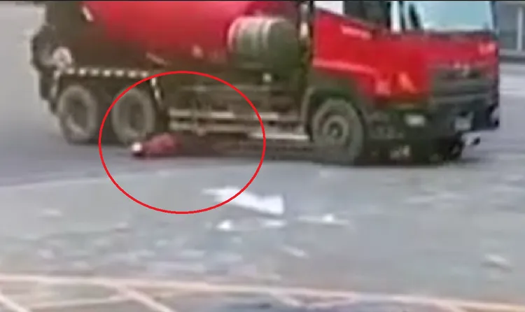 婦人被撞倒地後，遭混凝土車輾過。讀者提供