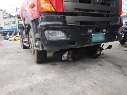 驚悚片|混凝土車右轉疑視線死角 竟輾過女騎士害雙腿截肢骨折