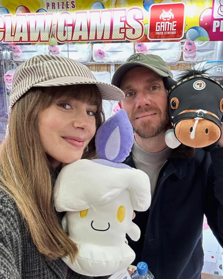 莉莉柯林斯（左）和老公在日本遊玩，留下許多甜蜜合影。翻攝lilycollins IG