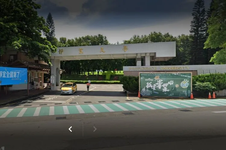 警方調閱監視器，林姓女大生從租屋處走到學校並未受到控制。翻攝Googel街景