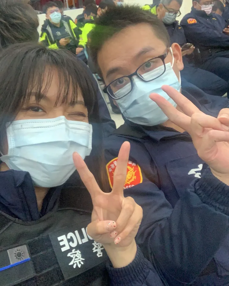 張品莉和同事合影。張品莉提供