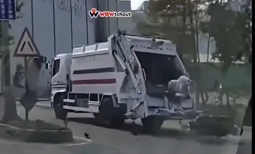 衰爆！高雄機車迎頭一撞　男大生噴飛「掉入垃圾車」被載走