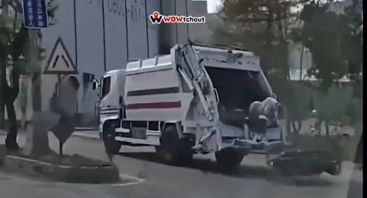 藍姓男大生撞上垃圾車後，倒栽蔥式「栽」進垃圾車裡。翻攝WoWtchout地圖型行車影像分享平台