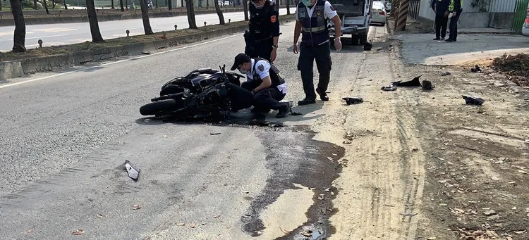 警方到場處理，藍姓男大生被送醫，機車則遺留在現場。讀者提供