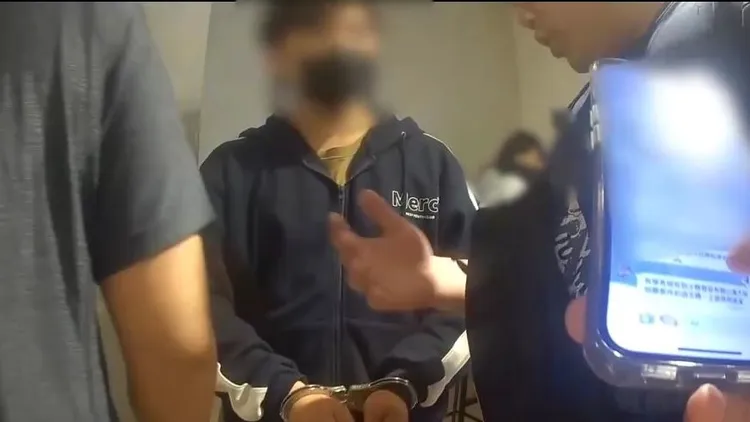 警方質問邱姓車手為什麼帶點鈔機。淡水警分局提供