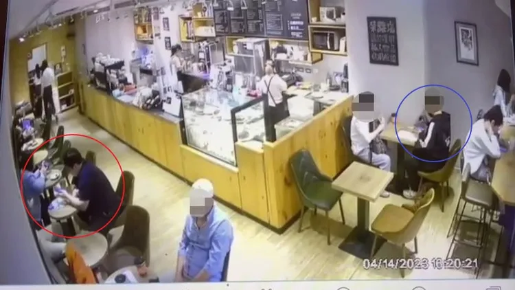 警方假扮情侶(紅圈處)在店內埋伏準備逮捕邱姓車手(藍圈處)。淡水警分局提供