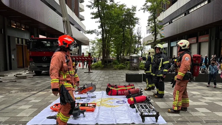 警消在社區中庭與住戶一同進行演練。新北市消防局提供