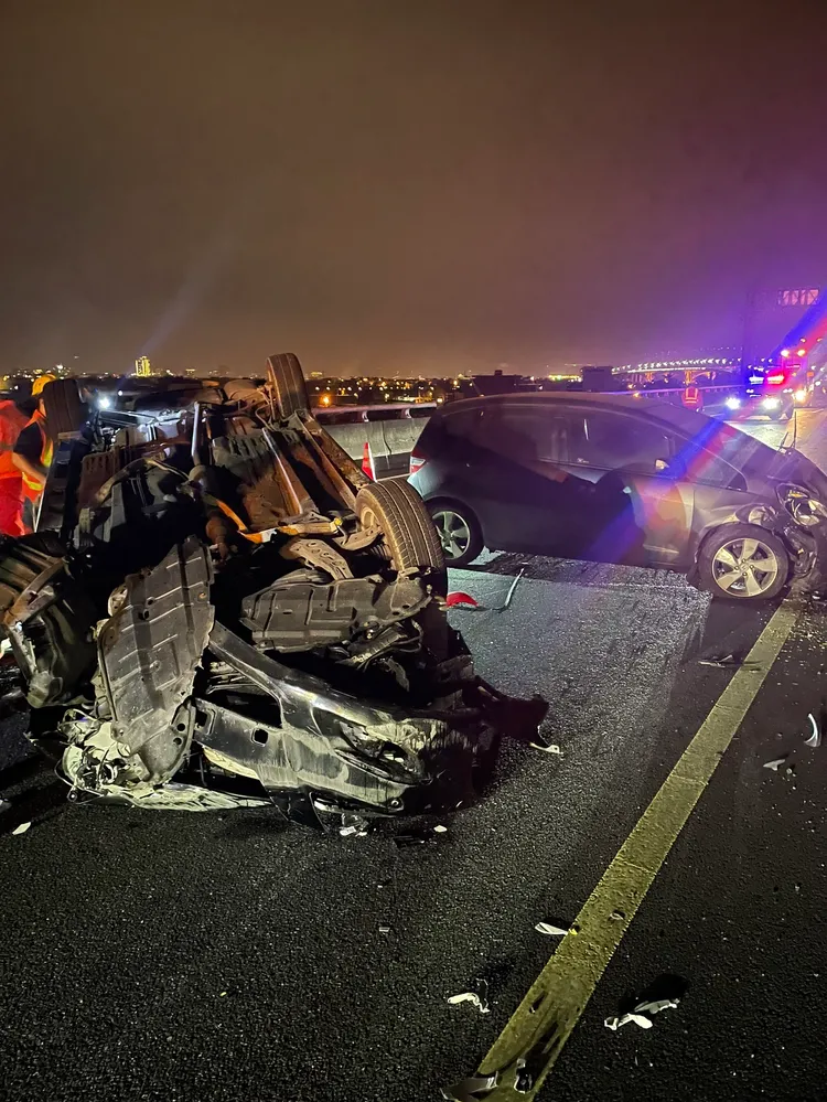 其中1車四輪翻覆，橫躺路中央。翻攝畫面