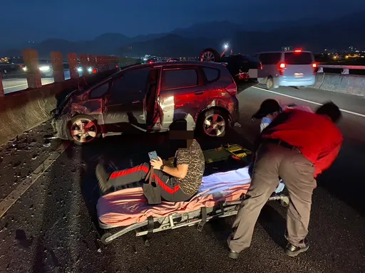 國五2車追撞釀5傷　1車翻覆橫躺路中