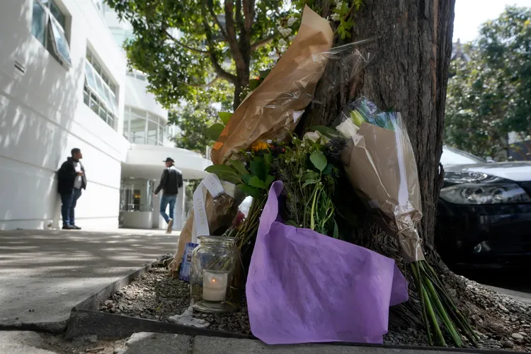 李伊倒臥的人行道被放置鮮花哀悼。美聯社