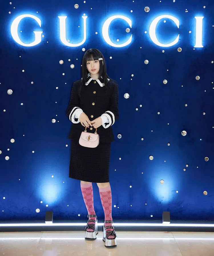 身為GUCCI品牌大使的韓團New Jeans成員Hanni，也以「竹節包」作為彰顯獨特氣質的風格延伸。品牌提供