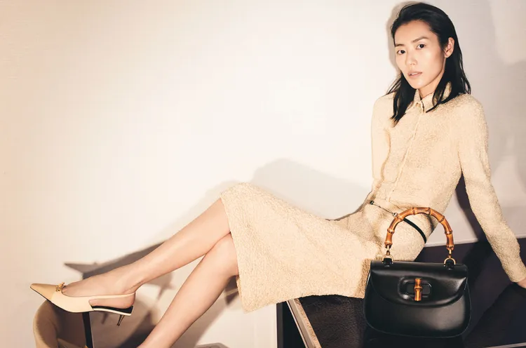 劉雯在知名攝影師David Sims的鏡頭下，公然示範了與GUCCI Bamboo 1947包款間的「親密關係」。品牌提供