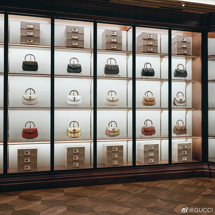 位於義大利佛羅倫斯的GUCCI典藏之家中，陳列了多款具有歷史意義的「竹節包」。翻攝GUCCI微博