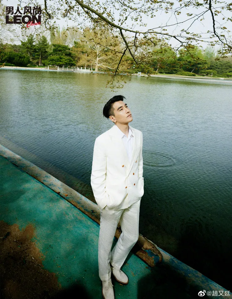 趙又廷身著BRUNELLO CUCINELLI服飾，展現風度翩翩的都會紳士形象。翻攝趙又廷微博