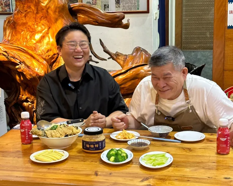 林佳慧與澎恰恰分享經營秘訣。翻攝澎恰恰臉書