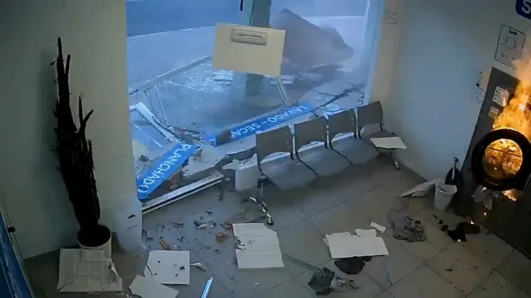 爆炸威力巨大，將洗衣店門窗都炸毀。翻攝自推特