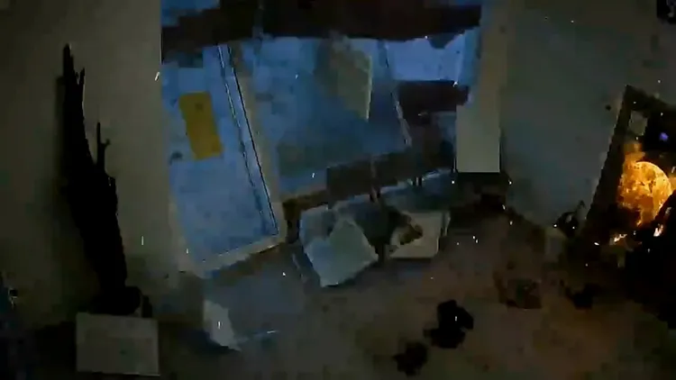 爆炸威力巨大，將洗衣店門窗都炸毀。翻攝自推特