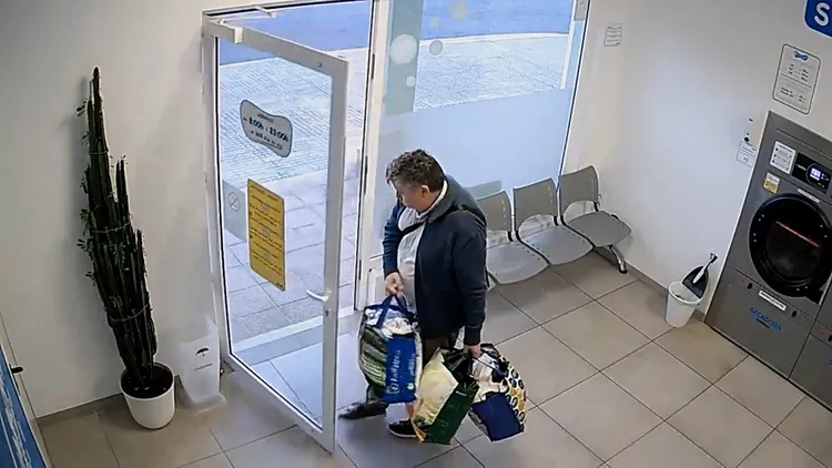 一名男客人在爆炸前7秒才走出洗衣店。翻攝自推特