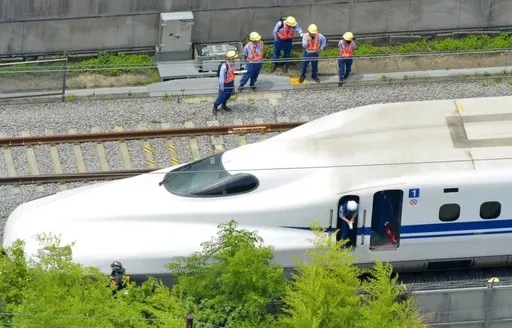 新幹線列車擦撞站務員！所幸列車才剛離站沒釀成重傷