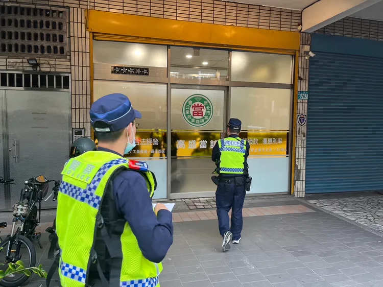 蘆洲警方前往當鋪進行清查。蘆洲警分局提供