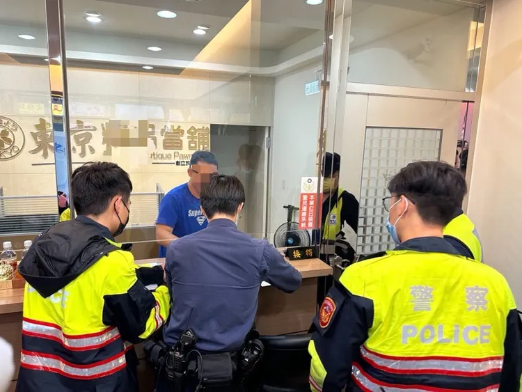 三重警方分赴轄區當鋪進行清查。三重警分局提供