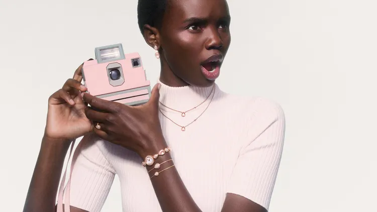 法國珠寶品牌BOUCHERON端上以粉紅石英為主石的全新Serpent Bohème系列珠寶，彰顯柔美色彩帶來的女性魅力。品牌提供