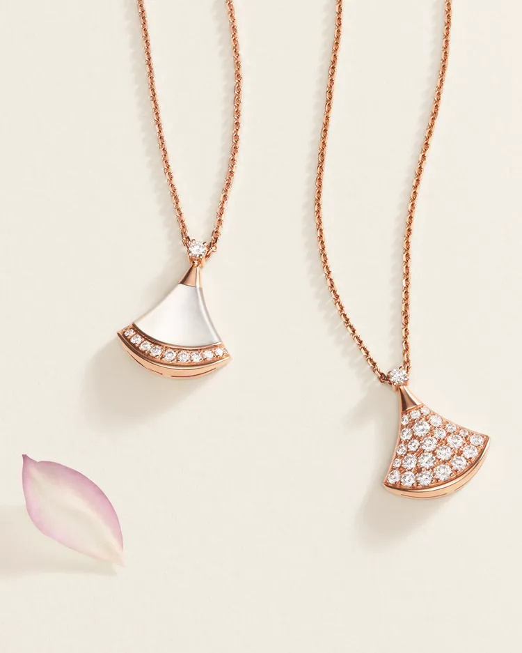 寶格麗Divas’ Dream系列玫瑰金珍珠母貝鑲鑽項鍊（左）約9萬5000元、玫瑰金鑲鑽項鍊約19萬元。品牌提供