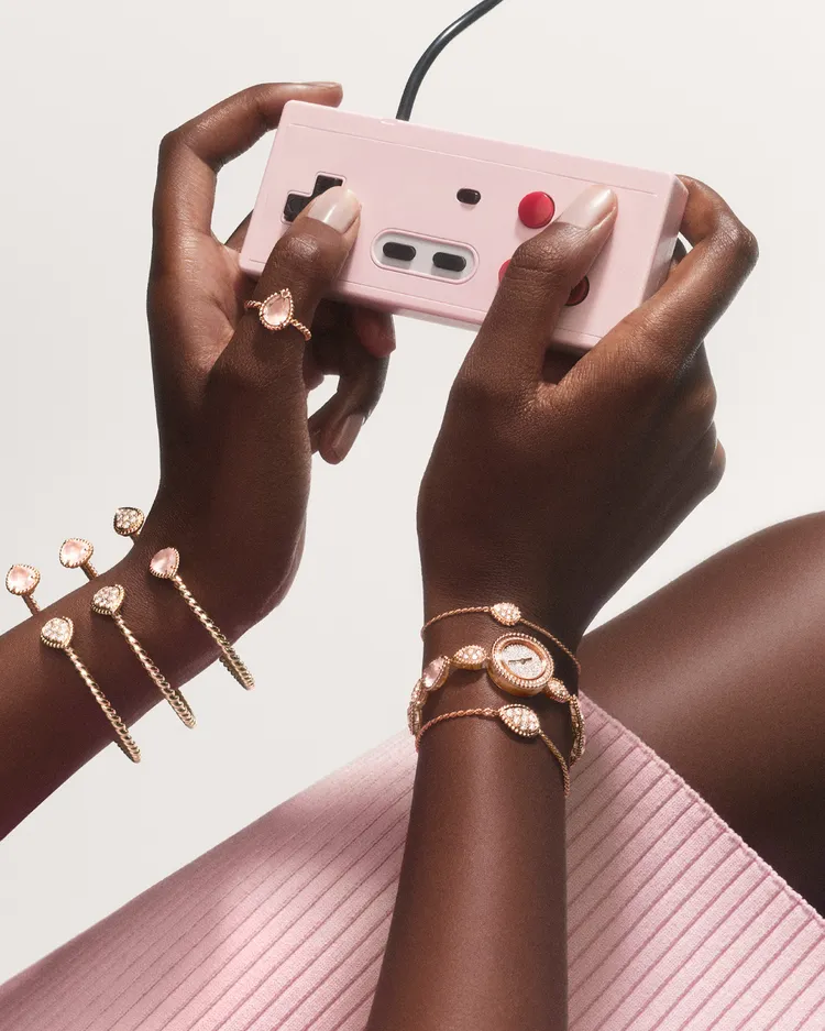 BOUCHERON以粉紅石英為主石的Serpent Bohème系列珠寶，可透過混搭疊戴方式，展現出充滿個人主義的風格精神。品牌提供