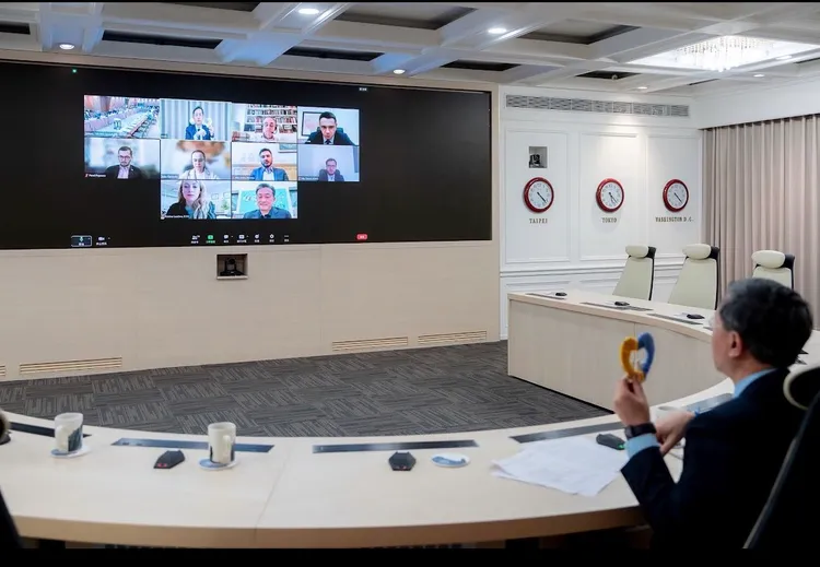 李淳向論壇與會者介紹手中來自烏克蘭戰區兒童的手工藝品。外交部提供