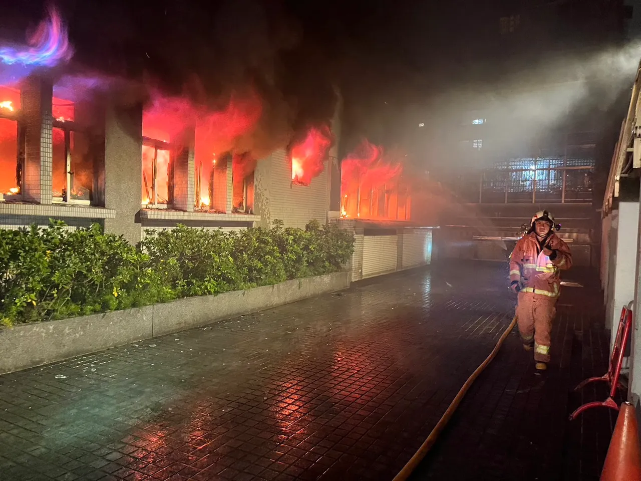 警消到場時起火的一樓辦公室已全面燃燒。新北市消防局提供