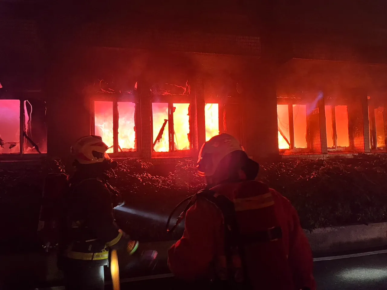 警消前往灌救。新北市消防局提供