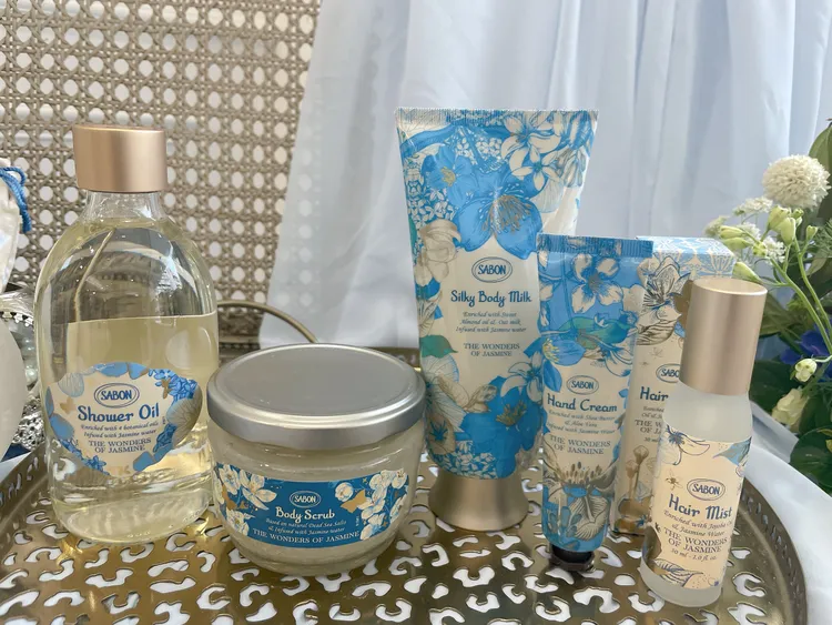 SABON璀璨茉莉沐浴油（左起）300ml／980元、身體磨砂膏320g ／1480元、絲綢身體乳液200ml／1380元、護手霜30ml／380元、髮香噴霧30ml／1180元。張家玲攝