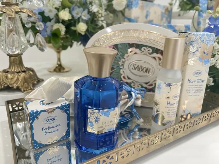 璀璨茉莉淡香精禮盒（限量精裝錫盒），當中包含80ml淡香精、30ml護髮香噴霧以及限量訂製絲巾持香手環，4180元。張家玲攝