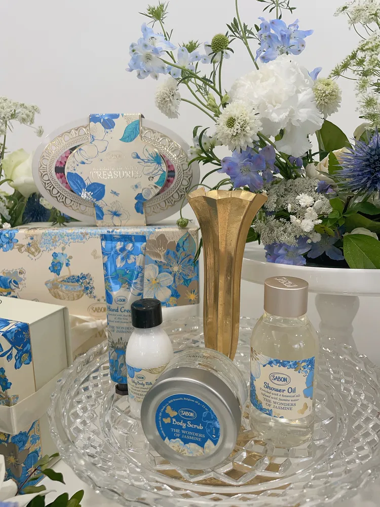 璀璨茉莉沐浴保養禮盒（限量精裝錫盒），當中包含100ml沐浴油、60g身體磨砂膏、50ml絲綢身體乳、30ml護手霜，1880元。張家玲攝