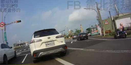 紅燈42秒17車違規!無視地上這個字 網喊陷阱:停下來會被撞