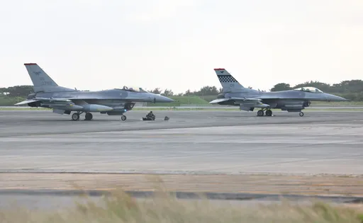 緊急著陸!2架F-16戰機迫降沖繩 機身標示駐韓美軍