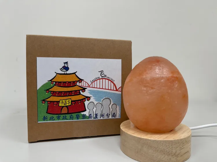 警方製作鹽燈及感謝狀慰勞行員及店員辛勞。蘆洲警分局提供