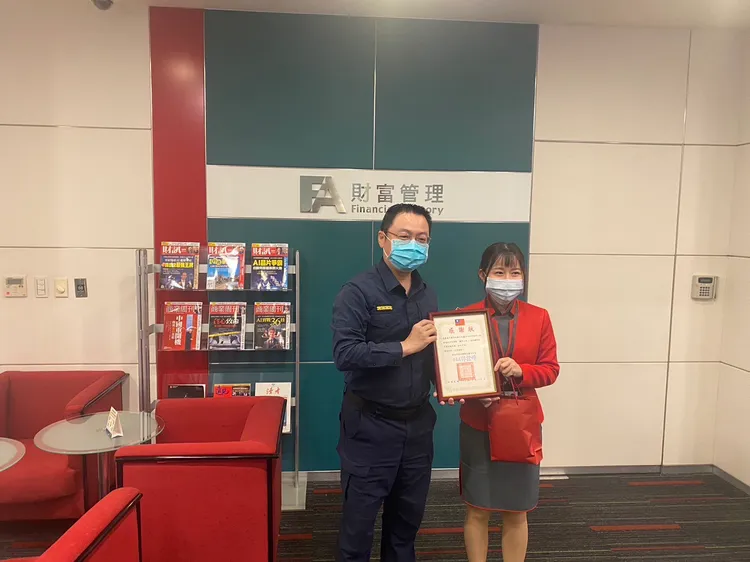 警方至銀行感謝行員協助阻詐。蘆洲警分局提供