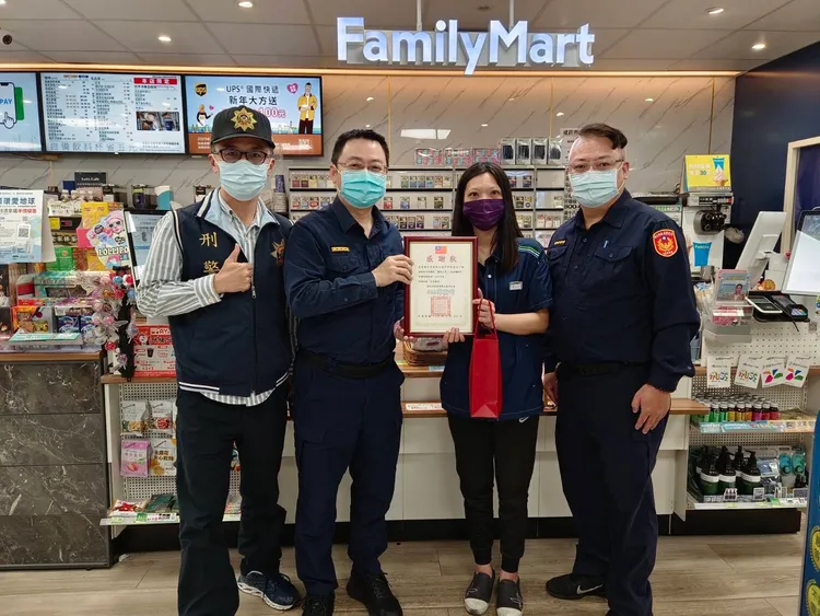 警方至超商感謝店員協助阻詐。蘆洲警分局提供
