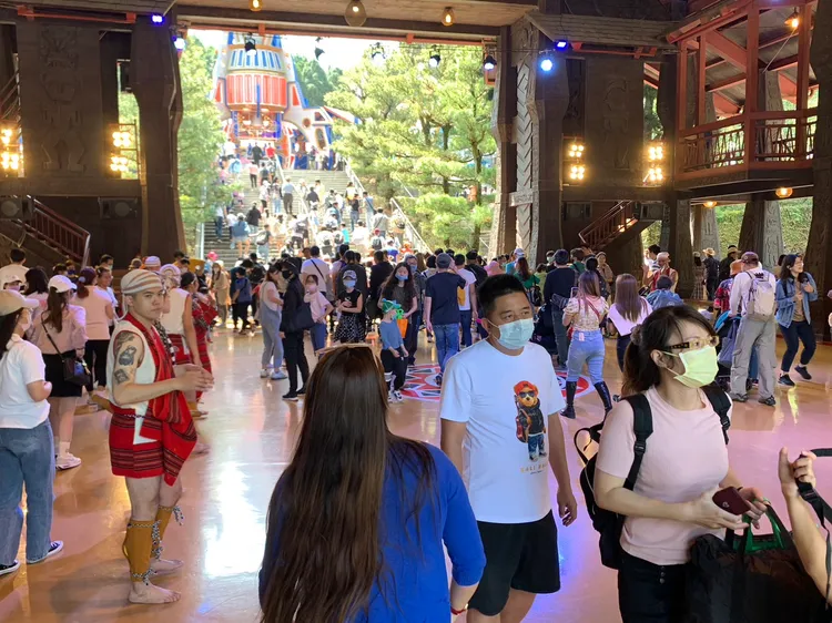 九族文化村今天也吸引大批遊客到訪。業者提供