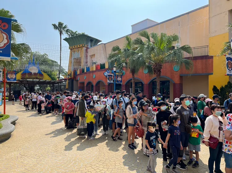 麗寶樂園排隊人潮綿延300公尺。業者提供
