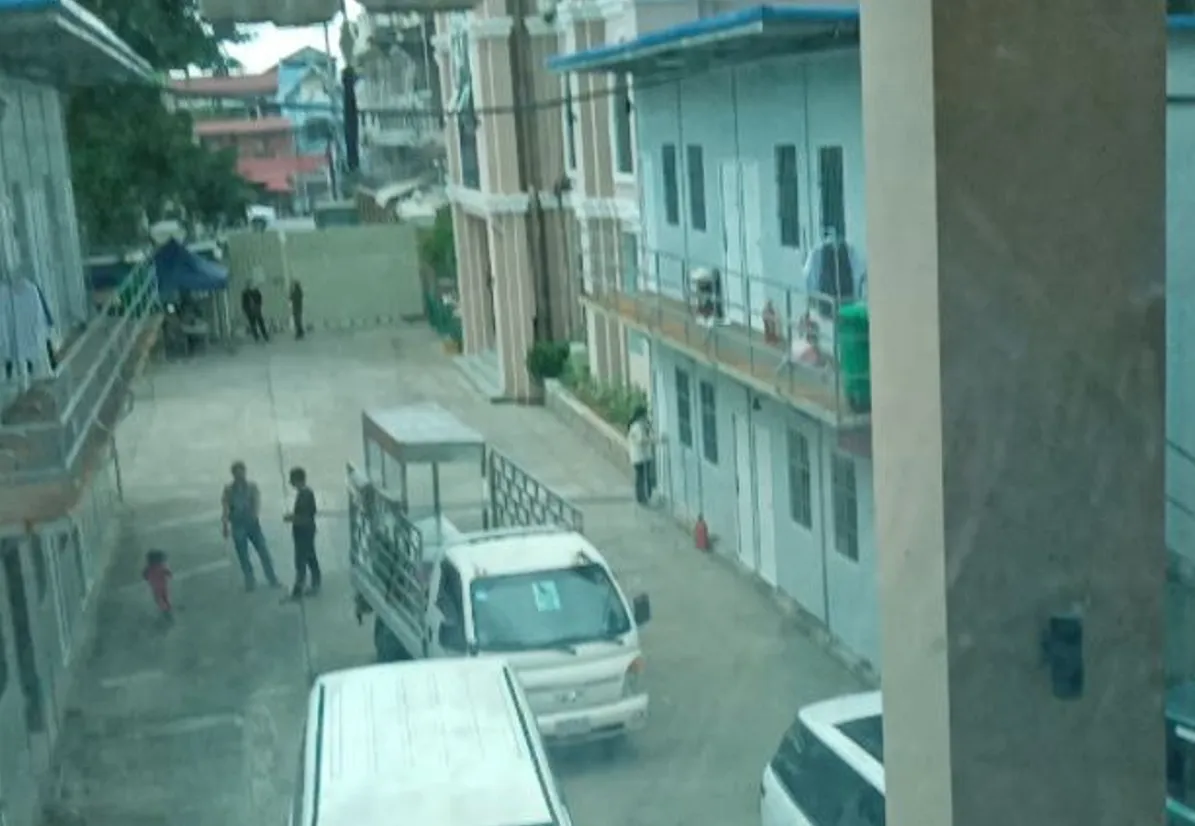 小強偷拍當時被拘禁柬埔寨戶外狀況,遭多人監控。小強提供