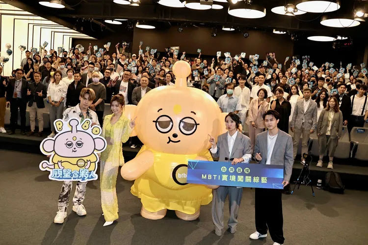 大家開心與BIBO合影。施昂強攝