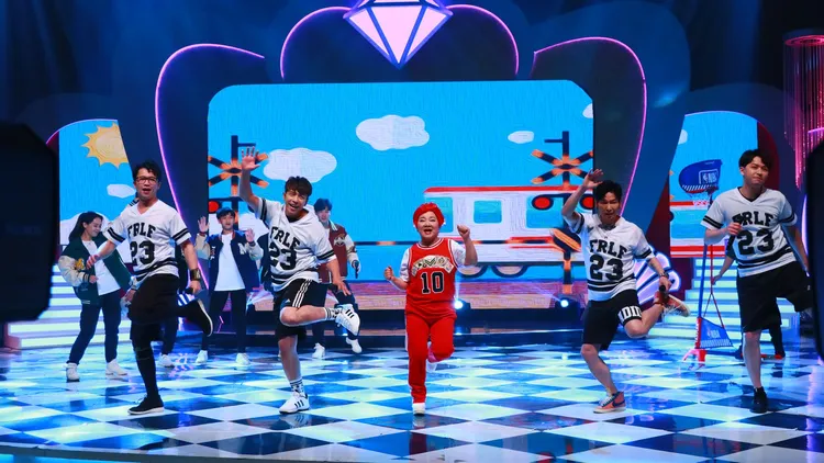 陳思瑋（左起）、東諺、白冰冰、阿文、李子森等又唱又跳。