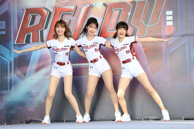 李多慧（中）與學姊Yuri、同期凱伊現場驗收《勇敢樂天》。鄭孟晃攝