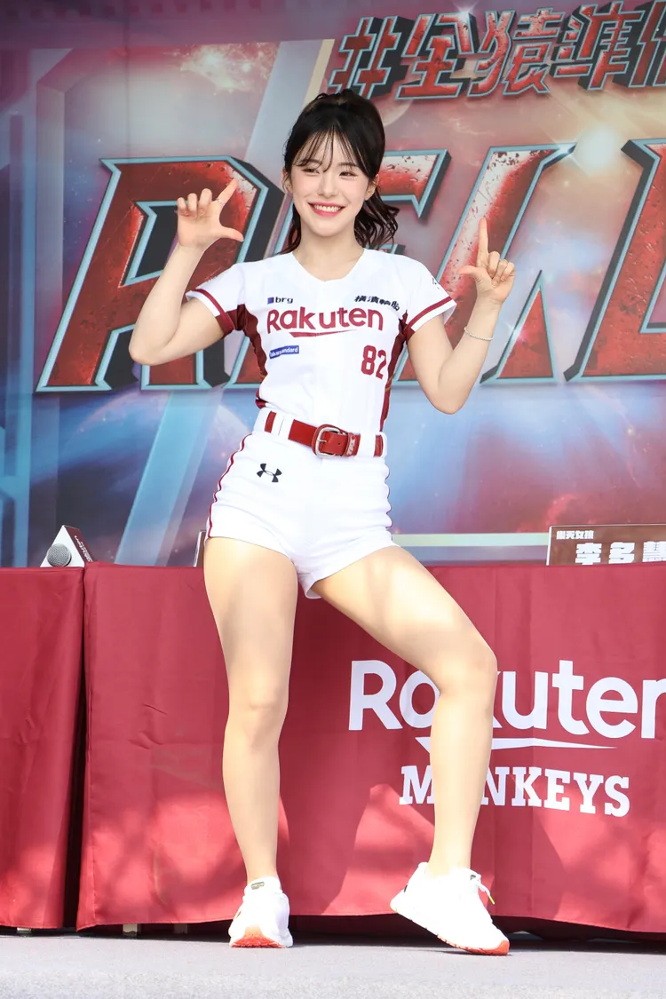 李多慧比出樂天桃猿的招牌手勢。鄭孟晃攝