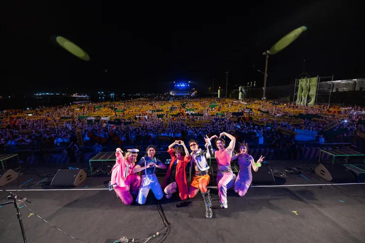 吉他手修齊（左）演出後，宣告暫停一切活動。出日音樂提供