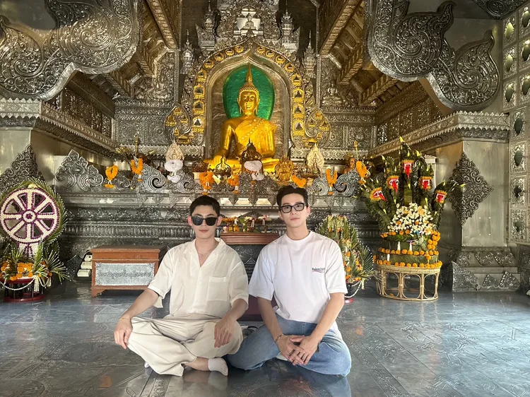 陳奕（左）和徐志賢今特地去清邁拜拜。達騰娛樂提供