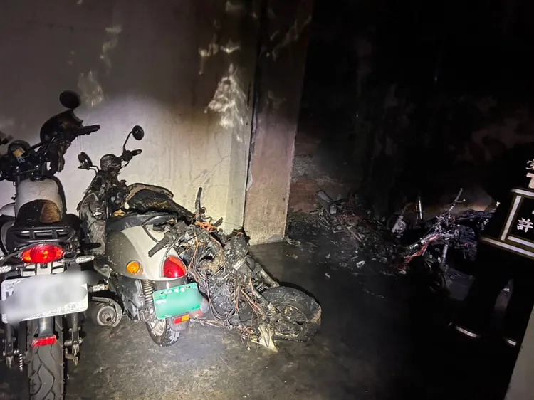 現場多輛機車被燒毀。民眾提供