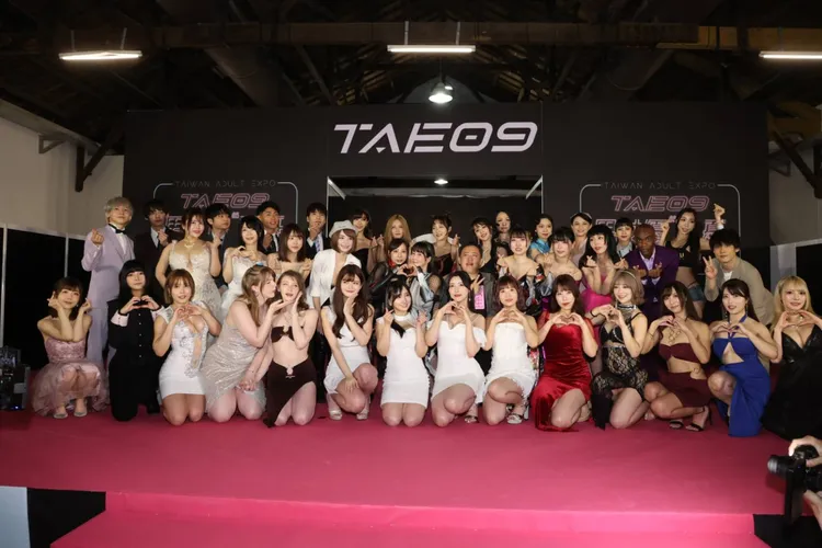 參展女優男優大合照。彭欣偉攝